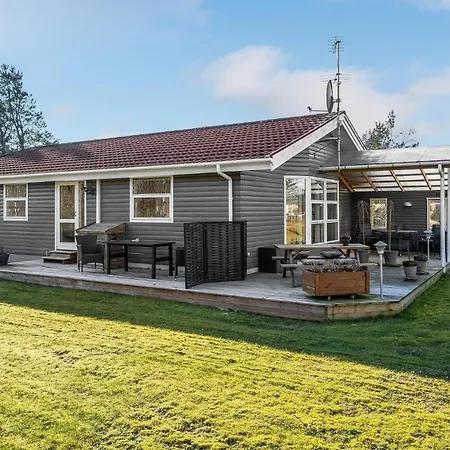 Vakantiehuis Lovely In With Kitchen Hals